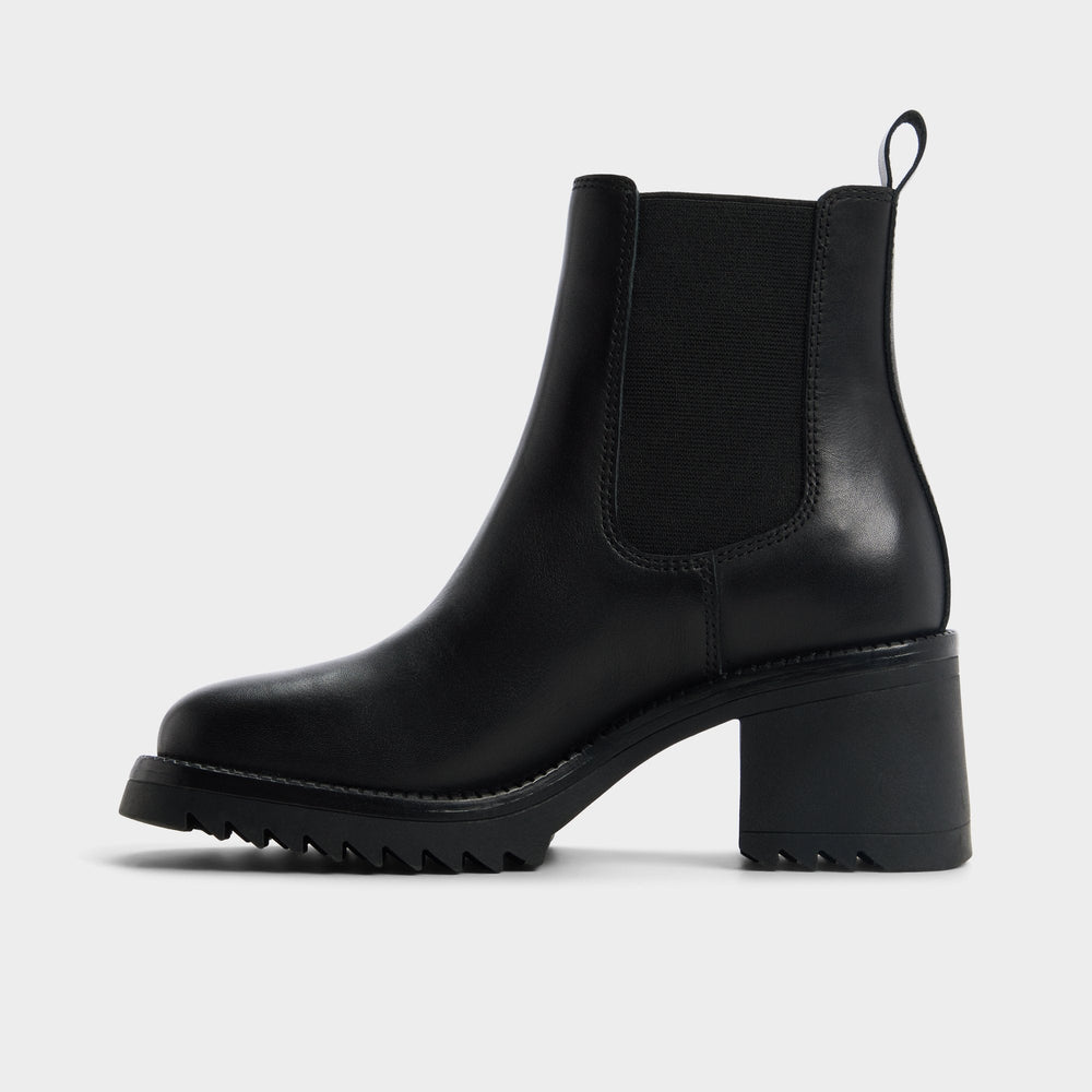 Lug sole Anneliese in Black - Chelsea boot