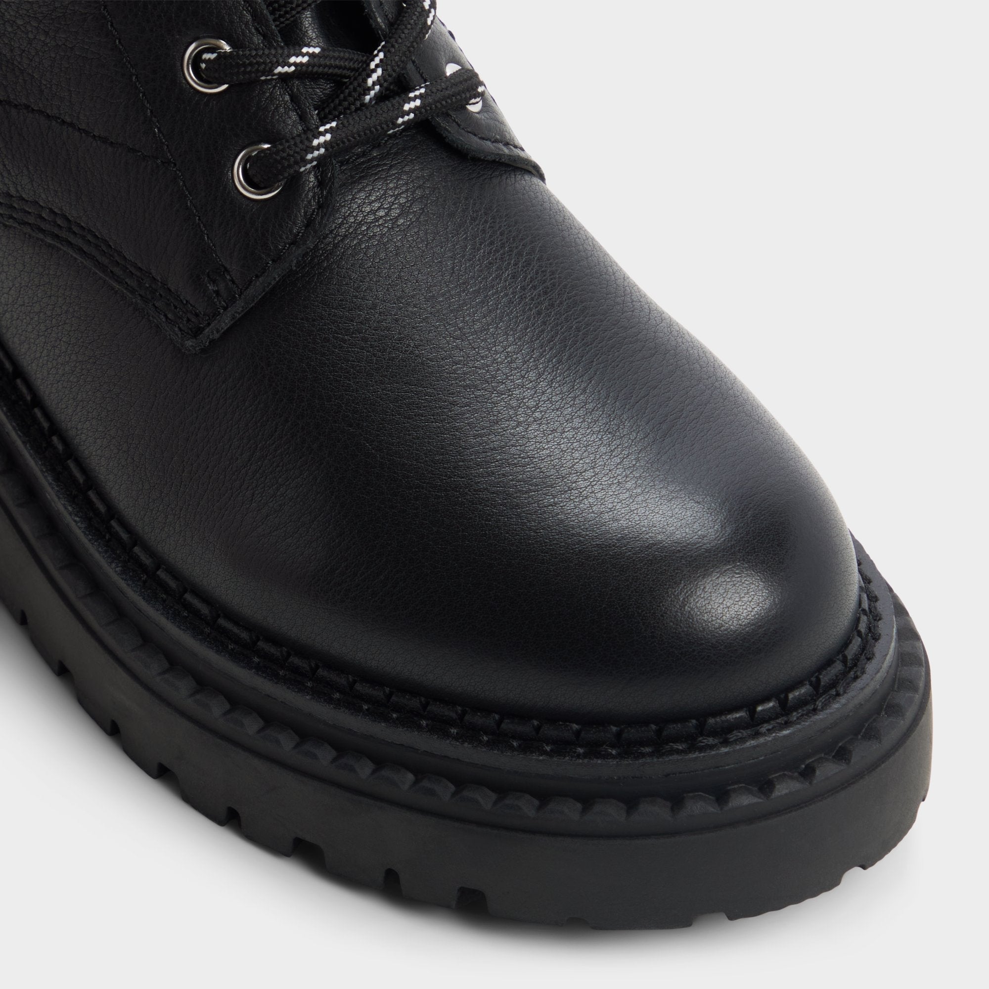 Lewellan in Black - Hiking boot Lug sole