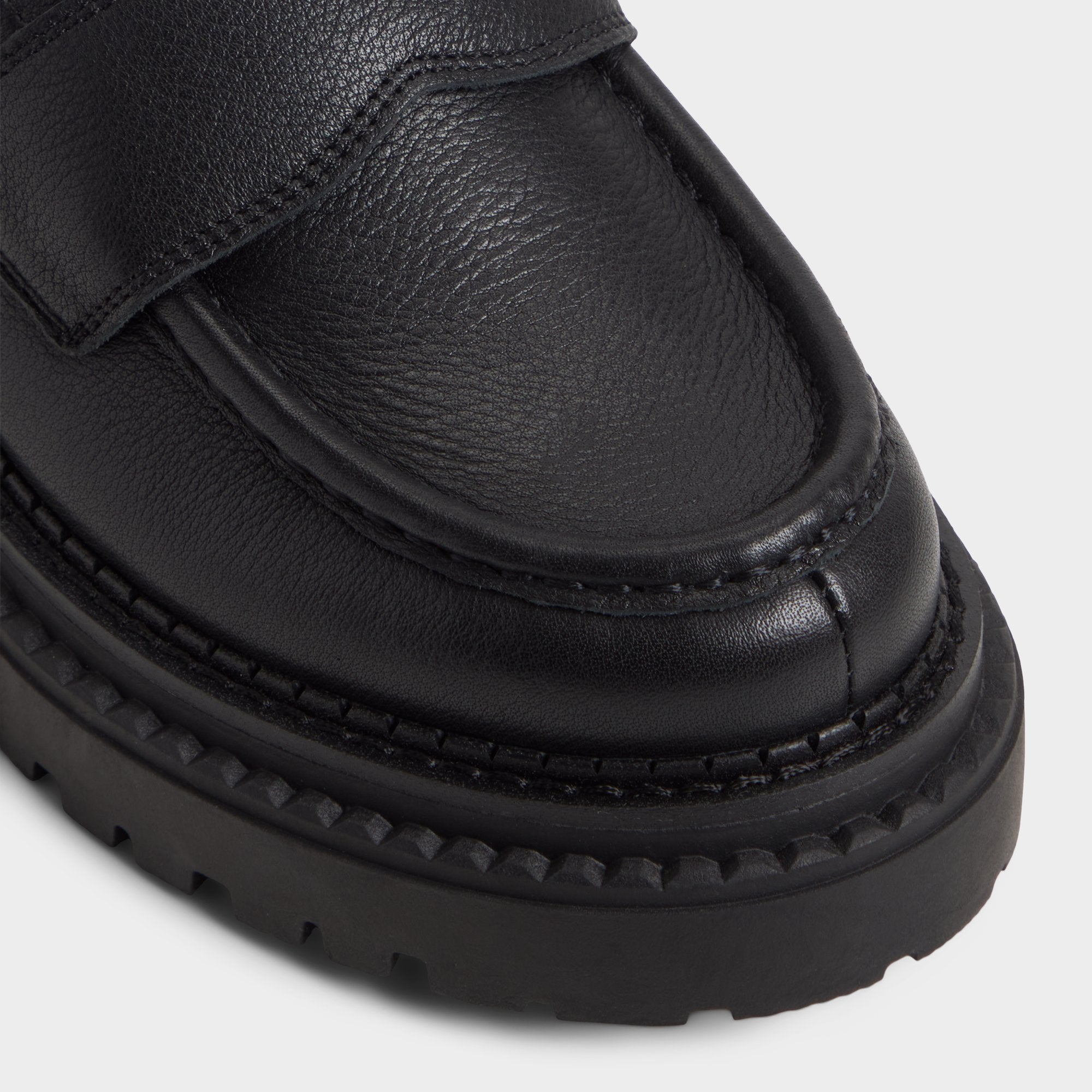 Lug sole Miravella in Black - Loafer