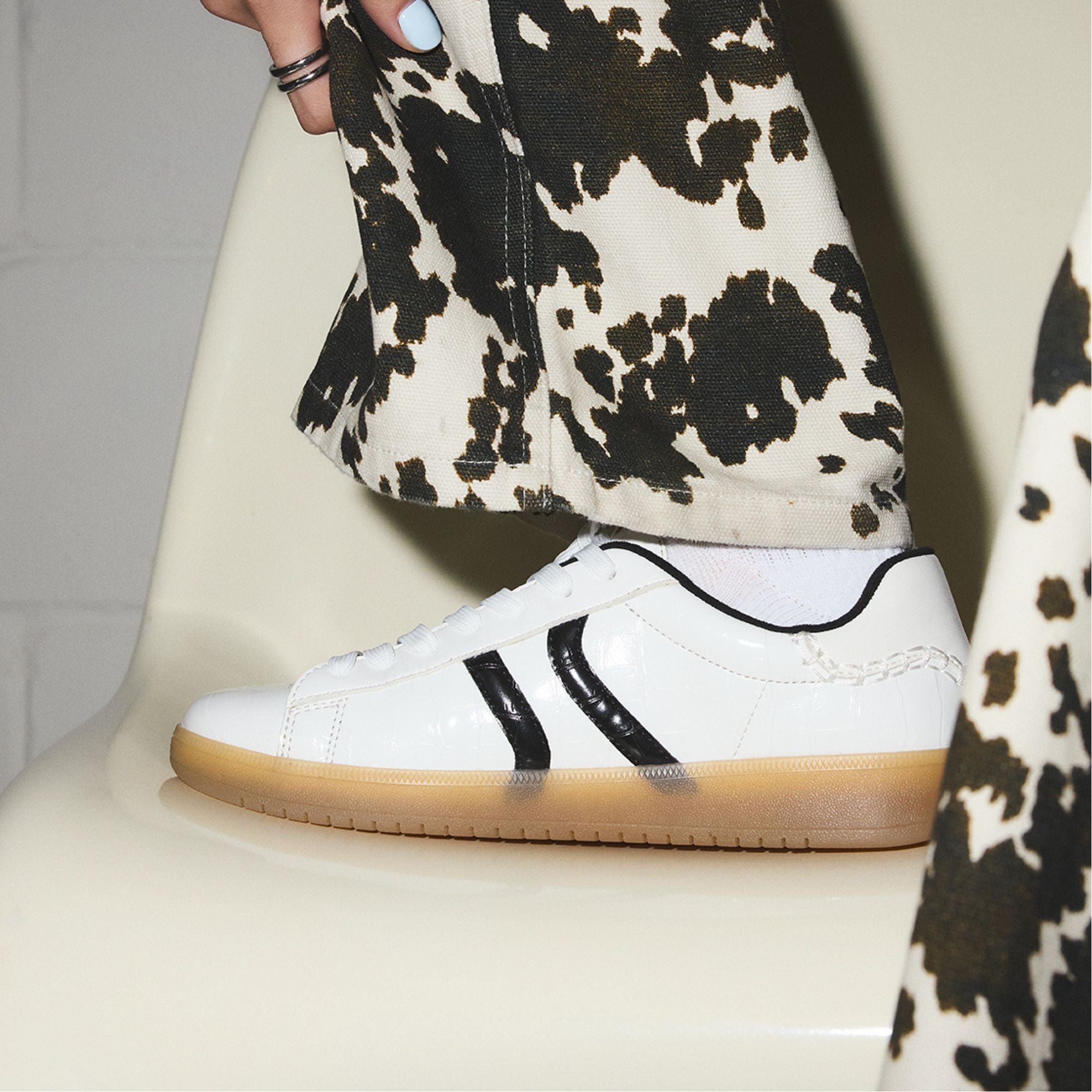 Chicsneaker2 White/Black Women's Low top sneakers - Sneaker Cup sole