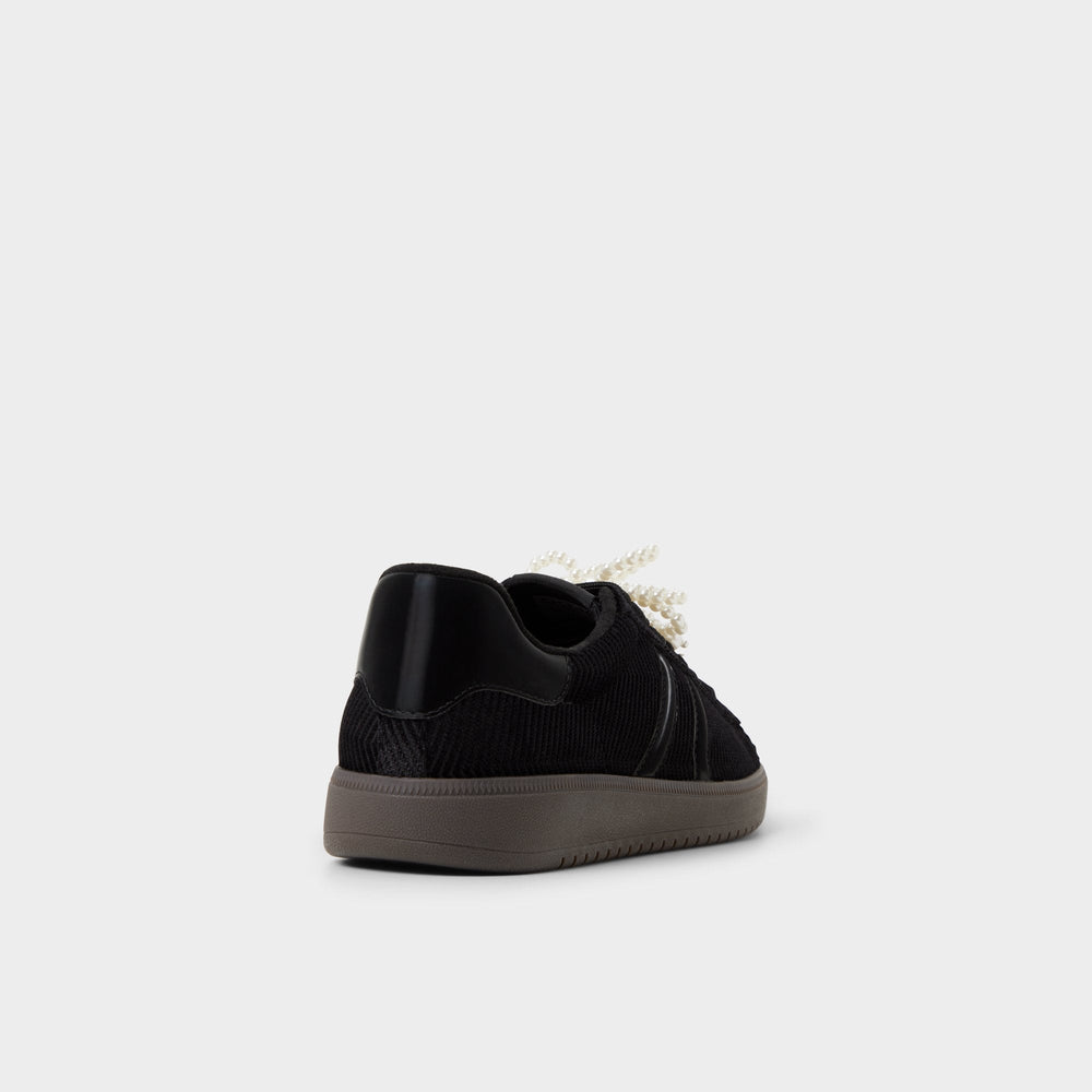 Chicsneaker2 in Black Black - Low top sneaker Cup sole