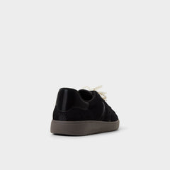 Chicsneaker2 in Black Black - Low top sneaker Cup sole