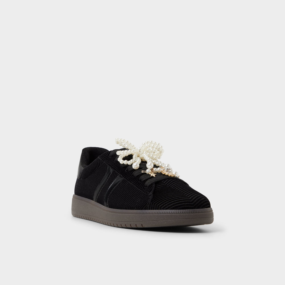 Chicsneaker2 in Black Black - Low top sneaker Cup sole