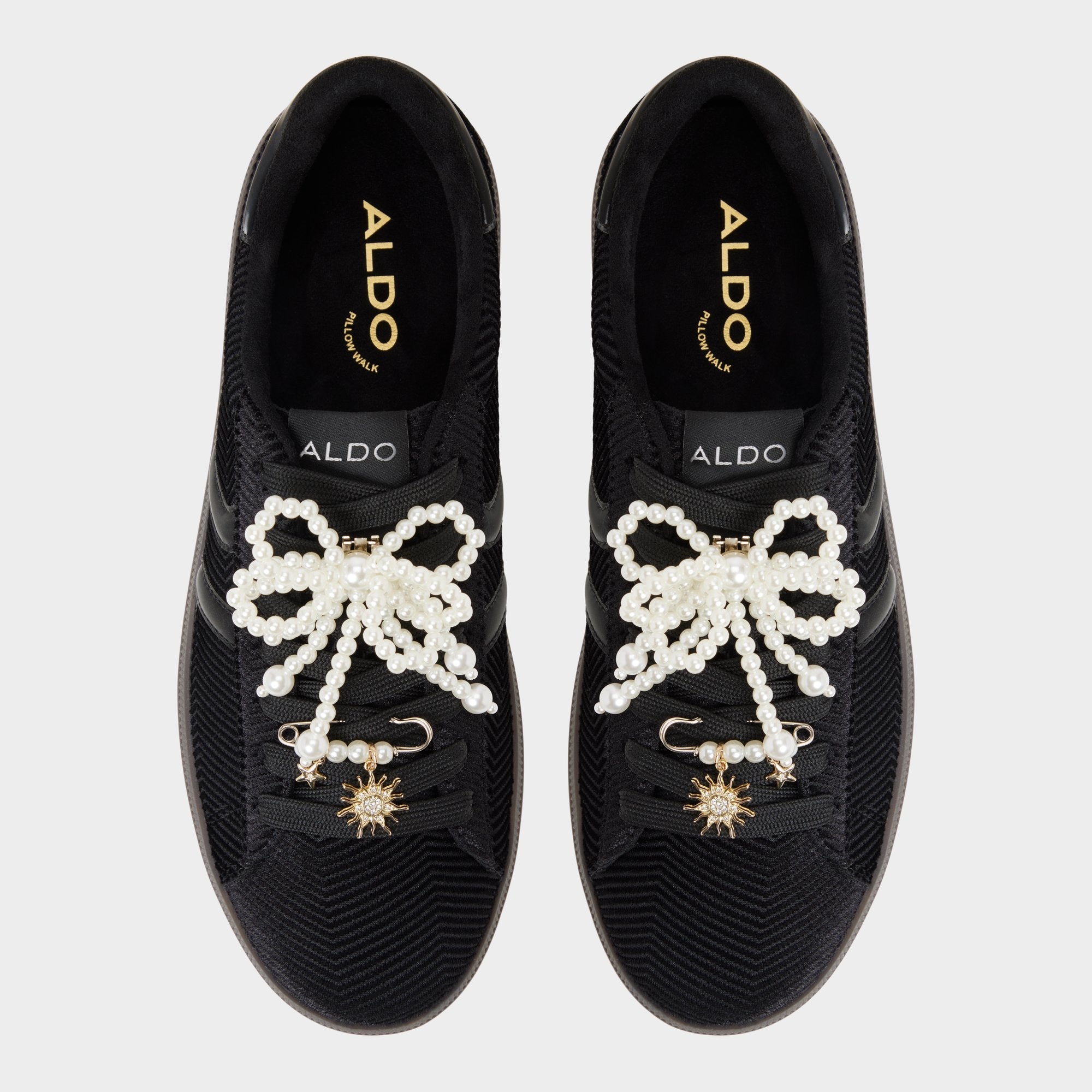 Chicsneaker2 in Black Black - Low top sneaker Cup sole