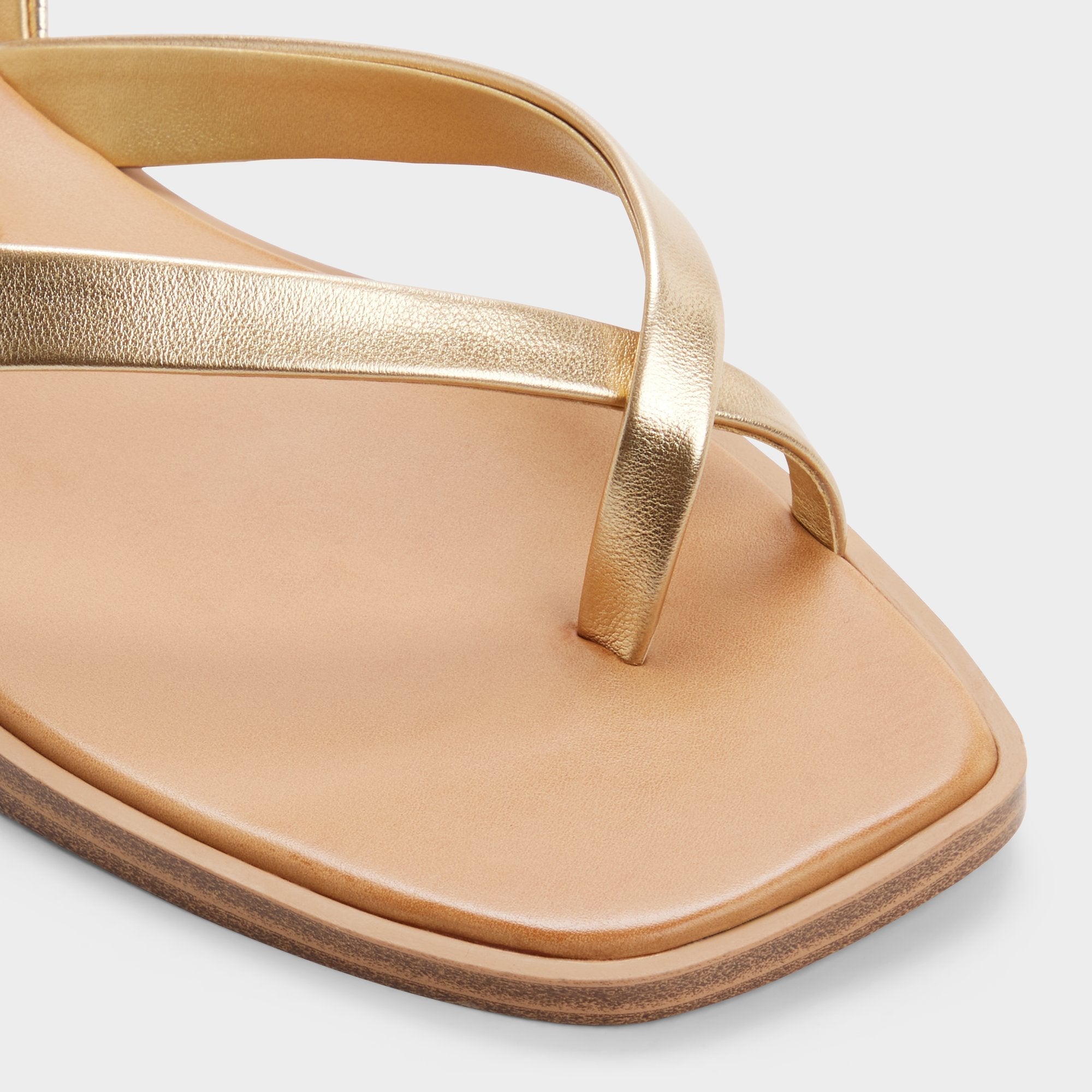 Daressi in Gold - Flat sandal