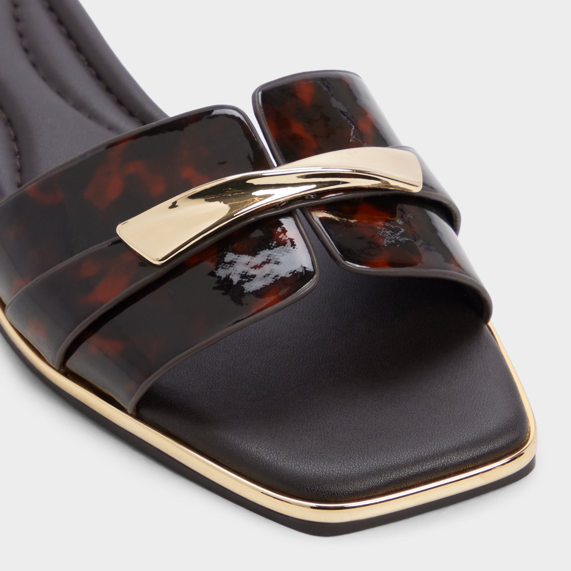 Darlina in Open Brown - Slide sandal