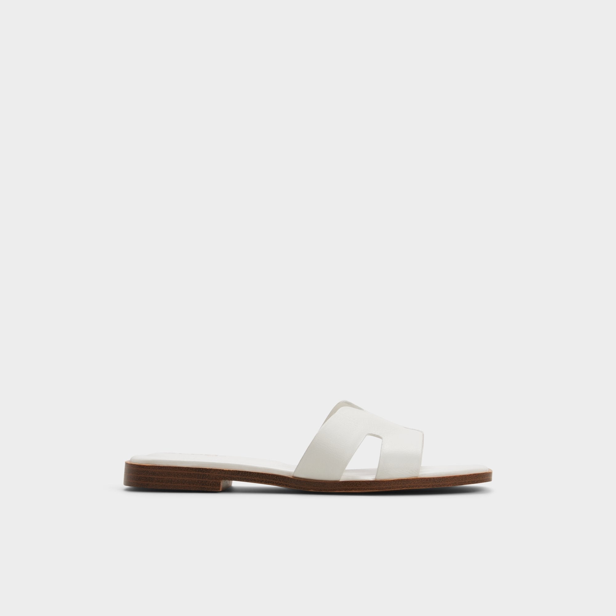 Itsandalb in White - Slide sandal