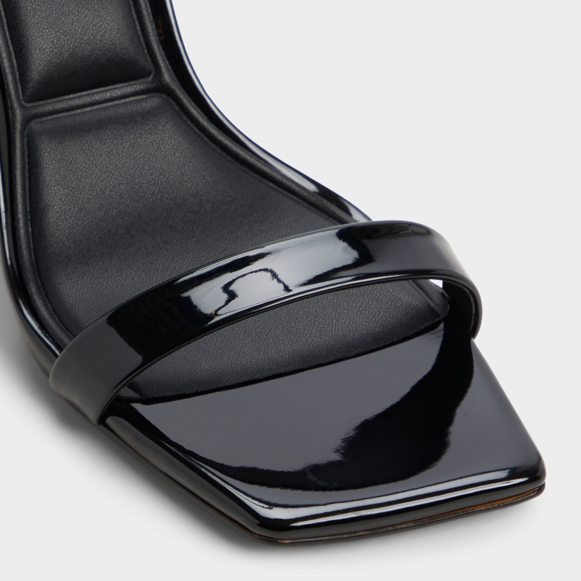 Block heel Azzira in Black - Strappy heeled sandal