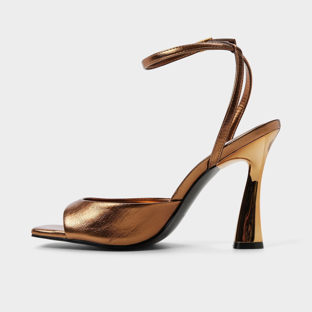 Alisonn in Bronze -