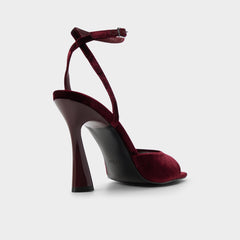 Alisonn in Bordo -