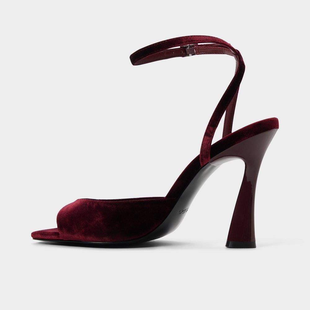 Alisonn in Bordo -