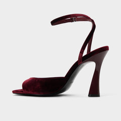 Alisonn in Bordo -