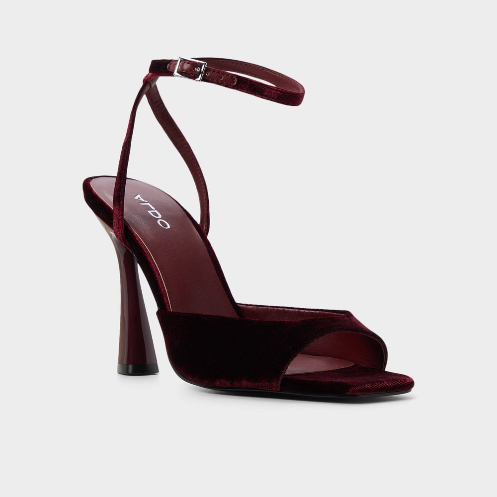 Alisonn in Bordo -