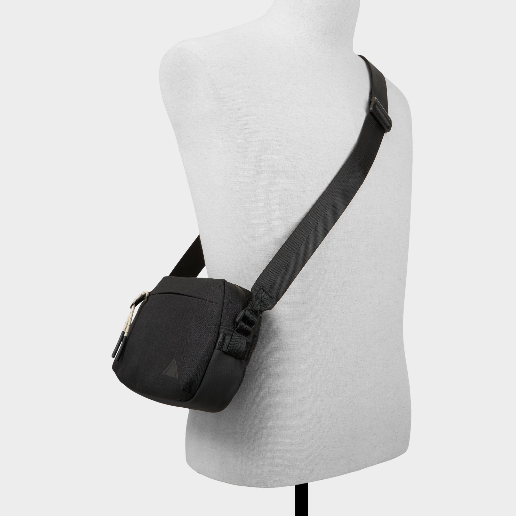 Merimbahh in Black Black - Crossbody bag
